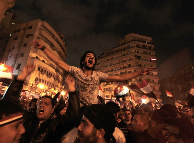 La multitud celebra la caída de Mubarak en el centro de El Cairo