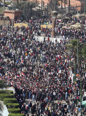 Vista general de la plaza Tahrir llena de ciudadanos un día después de la renuncia del presidente egipcio, Hosni Mubarak, hoy, sábado 12 de febrero de 2011 en El Cairo (Egipto).