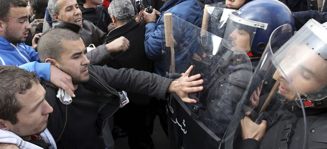 Los manifestantes se enfrentan a la policía en Argel