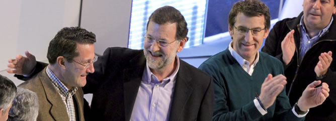 El presidente del PP, Mariano Rajoy, acompañado por el presidente de la Xunta, Alberto Núñez Feijóo, saluda a los candidatos a las alcaldías de las principales ciudades gallegas, entre ellos, Gerardo Conde Roa, candidato a Santiago, y Carlos Negreira, candidato a A Coruña