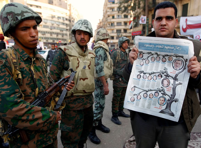 Manifestante antigubernamental sostiene un periódico en la plaza Tahrir en El Cairo