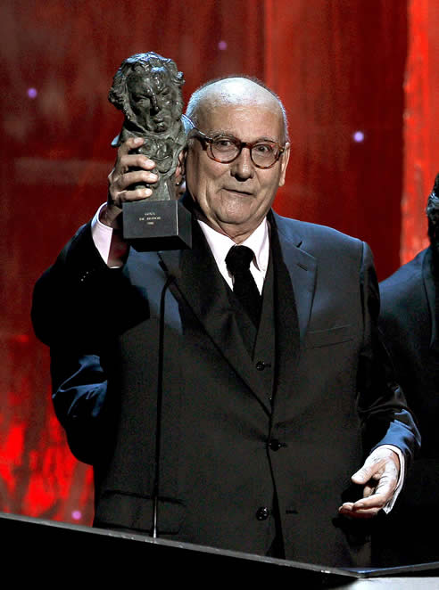 El director de cine Mario Camus, tras recoger el Goya de Honor en la ceremonia del 25 aniversario de los Premios Goya