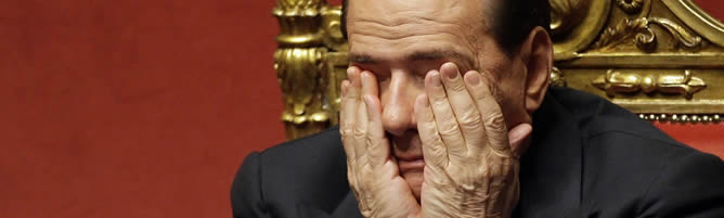 El primer ministro italiano, Silvio Berlusconi, se cubre la cara durante una votación en el Senado de Roma  (15 de mayo de 2008)