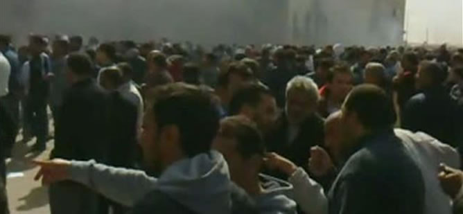 Imagen de un vídeo difundido por Internet de las protestas contra el régimen de Gadafi