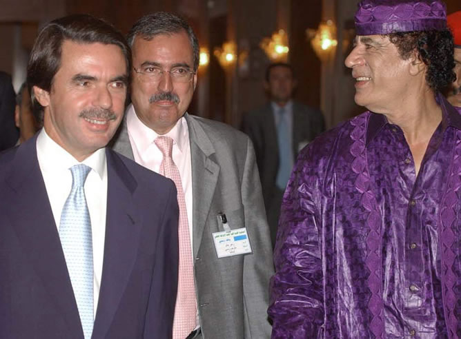 El presidente español José María Aznar  a su llegada al hotel de Trípoli donde se reunió con su colega libio, Muamar El Gadafi, para asistir a la cena que en ese mismo lugar ofreció Gadafi al presidente del Gobierno español, quien visitó Libia siendo el primer  dirigente occidental en visitar el país tras el levantamiento de las sanciones que le impuso la ONU.