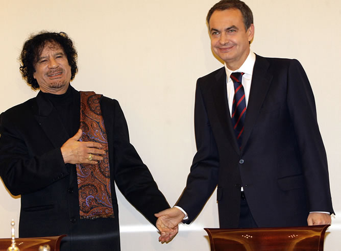 El presidente del Gobierno, José Luis Rodríguez Zapatero, y el líder de Libia Muamar Gadafi, tras la firma de un acuerdo para facilitar las inversiones y el intercambio comercial entre ambos países.