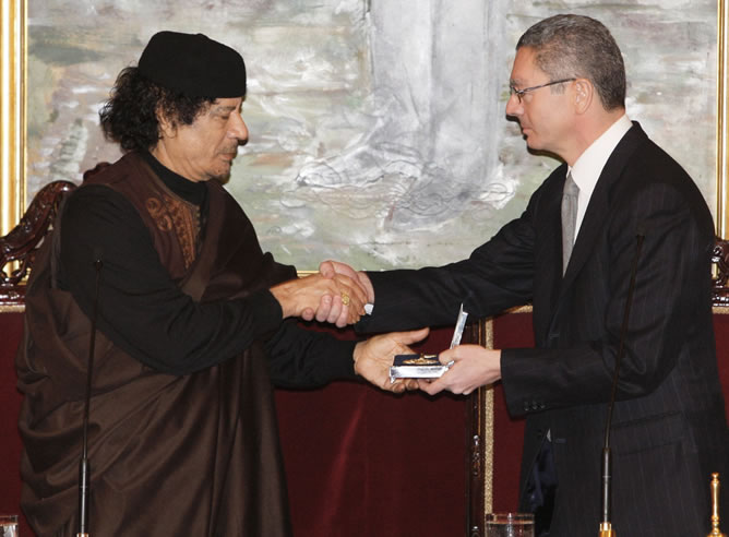 El líder de Libia, Muamar Al Gadafi, recibe de manos del alcalde de Madrid, Alberto Ruiz-Gallardón, las llaves de oro de la ciudad durante la visita que realizó al Ayuntamiento de la capital. El líder de Libia, Muamar Al Gadafi, recibe de manos del alcalde de Madrid, Alberto Ruiz-Gallardón, las llaves de oro de la ciudad durante la visita que realizó al Ayuntamiento de la capital.