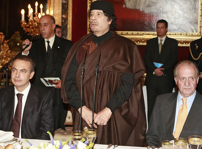 El Rey Juan Carlos y el presidente del Gobierno, José Luis Rodríguez Zapatero, escuchan la intervención del líder de Libia, Muamar Gadafi, durante el almuerzo que sus Majestades ofrecieron al máximo dirigente de Libia en el Palacio Real en 2007. El Rey Juan Carlos y el presidente del Gobierno, José Luis Rodríguez Zapatero, escuchan la intervención del líder de Libia, Muamar Gadafi, durante el almuerzo que sus Majestades ofrecieron al máximo dirigente de Libia en el Palacio Real en 2007.