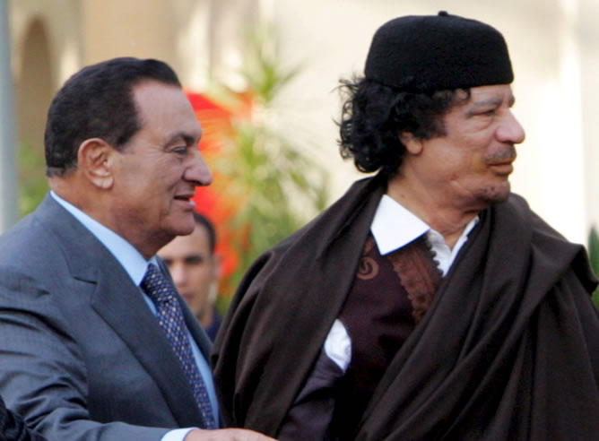 El presidente egipcio, Hosni Mubarak, recibe al líder libio, Muamar Gadafi, en el palacio presidencial de Ettihadia en El Cairo, Egipto