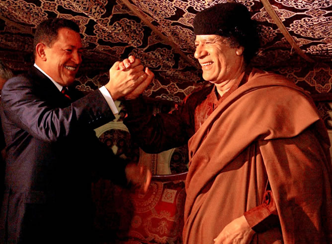 El presidente de Venezuela, Hugo Chávez durante su entrevista el miércoles, 24 de noviembre de 2004, con el líder de la revolución Libia, coronel Muamar Gadafi en Trípoli. El acto central de la visita de Chávez a Libia, fue la entrega del "Premio Gadafi para los Derechos Humanos", que recibió de manos del ex presidente argelino Ahmed Ben Bell.