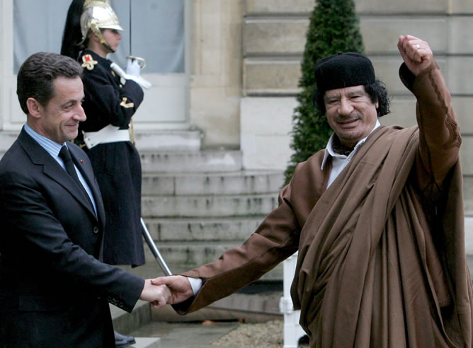 El presidente francés, Nicolas Sarkozy, da la bienvenida al líder libio, Muamar Gadafi, a su llegada al palacio del Elíseo, en París, Francia, en diciembre de 2007. Gadafi iniciaba una visita de seis días a Francia, en la que había una importante vertiente comercial.