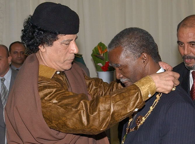 Gadafi recibe al líder sudafricano, Thabo Mbeki al que regala una medalla por su ayuda para promover la paz en África en 2004 Gadafi recibe al líder sudafricano, Thabo Mbeki al que regala una medalla por su ayuda para promover la paz en África en 2004