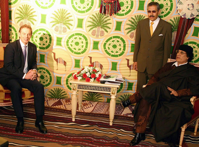 El primer ministro británico, Tony Blair, charla con Gadafi durante su encuentro en una tienda a las afueras de Trípoli en 2004. Blair aplaudió la transparencia de Libia a la hora de desmantelar su arsenal nuclear.