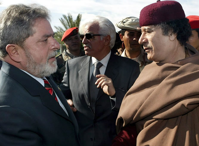 El líder libio recibe al mandatario brasileño, Lula da Silva, en la residencia de Gadafi en Trablus en diciembre de 2004