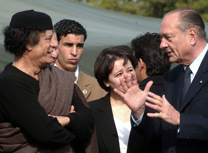 El líder libio charla con el por entonces mandatario francés, Jacques Chirac en Trípoli en 2004 en el segundo día de la visita a Libia del líder francés. Se trataba del primer presidente francés en visitar Libia en 50 años.