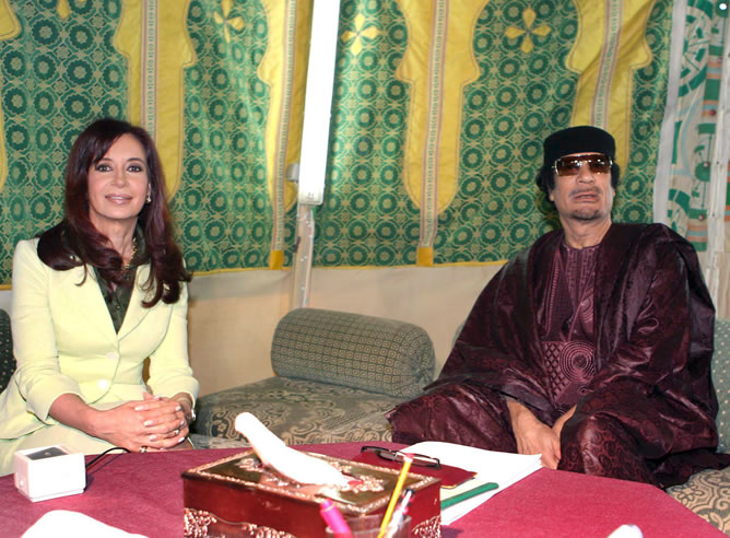 La presidenta argentina, Cristina Fernández de Kirchner , y el líder libio, Muamar Gadafi, fotografiados en el interior de la jaima donde vive Gadafi en Trípoli.
