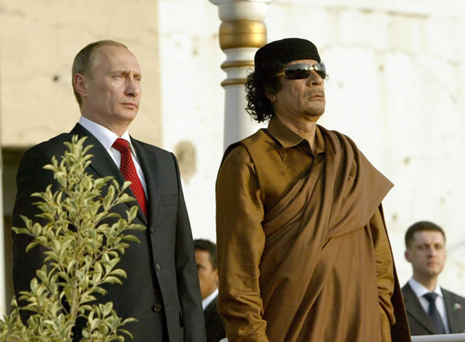 El presidente ruso Vladimir Putin, acompañado del líder libio Muamar Gadafi, es recibido con una ceremonia militar a su llegada en 2008, a Trípoli (Libia). Ambos mandatarios trataron sobre importantes contratos de venta de armas y de cooperación energética durante los dos días que duró la visita.