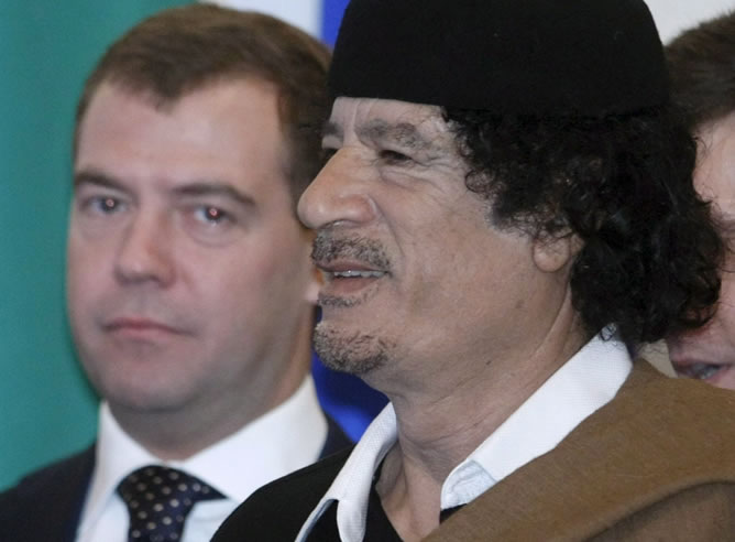 El líder libio, Muamar al Gadafi  junto al presidente ruso, Dmitry Medvedev, durante el encuentro que mantuvieron en Moscú, Rusia, el sábado 1 de noviembre de 2008. Gadafi visitó Rusia en un viaje oficial de tres días para impulsar las relaciones bilaterales y la cooperación en el ámbito de la defensa.