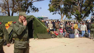 El ejército tunecino, la media luna roja tunecina y ACNUR se ocupan de organizar la frontera que separa Libia con Túnez
