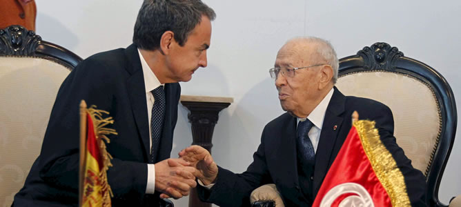 El presidente del Gobierno español, José Luis Rodríguez Zapatero, conversa con el nuevo primer ministro de Túnez, Beyi Said Essebsi, durante la reunión que ambos han mantenido en el Palacio presidencial de Cartago