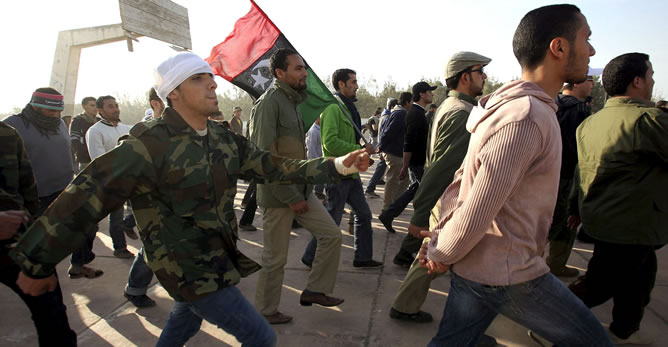 Voluntarios libios recién alistados en la resistencia rebelde marchan en formación durante el primer dia de reclutamiento en la Universidad de Bengasi (Libia)