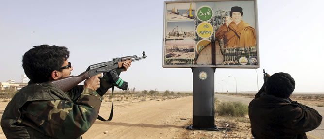 Enfrentamientos entre rebeldes y leales a Gadafi en el este de Libia