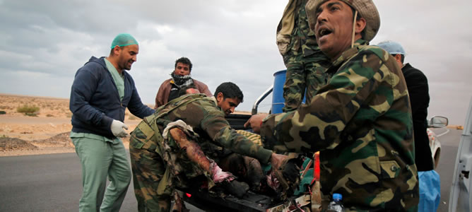 Un miliciano rebelde herido en las inmediaciones de la localidad libia de Ras Lanuf