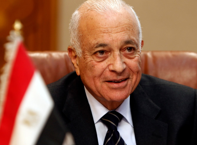 El ministro de Relaciones Exteriores de Egipto Elaraby asiste a la inauguración de una reunión de emergencia de la Liga Árabe en El Cairo