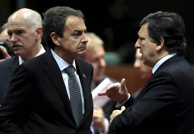El presidente del Gobierno español, José Luis Rodríguez Zapatero conversa con el presidente de la Comisión Europea (CE), José Manuel Durao Barroso