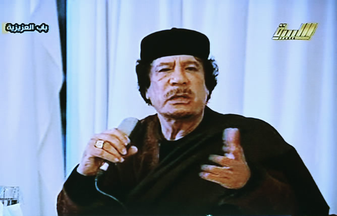 Muamar Gadafi en un momento de la retransmisión de su discurso por televisión