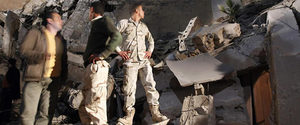 El ejército libio en la residencia de Gadafi tras el bombardeo de las fuerzas de coalición que ha tenido lugar allí este lunes