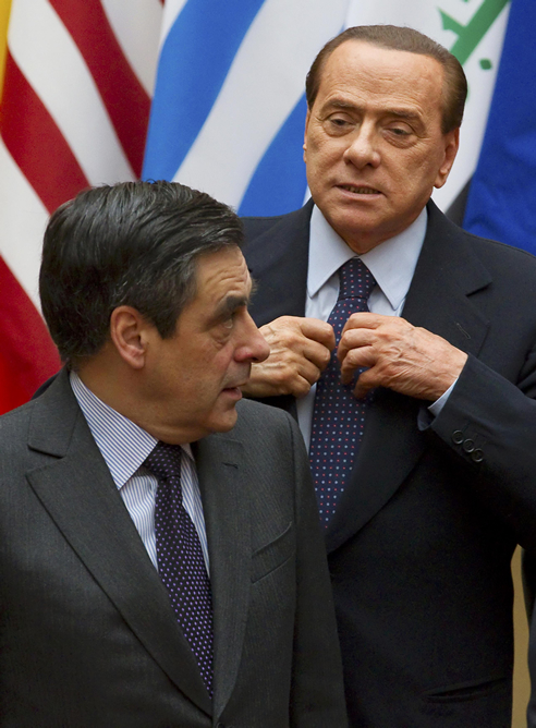 Silvio Berlusconi, tras el primer ministro francés, en la cumbre de París