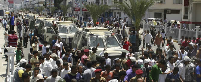 La multitud se reúne para agradecer a los miembros del ejército su apoyo en las calles de la ciudad costera de Aden, al sur de Yemen