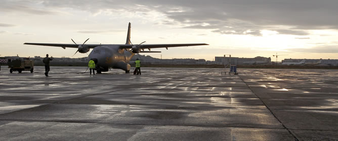 El avión C-235 de vigilancia marítima que España ha puesto a disposición de la coalición internacional para la intervención en Libia se prepara para despegar desde la base militar de Getafe rumbo a ese país, para completar el contingente español desplegado en la zona