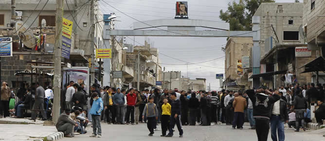 Manifestantes en los alrededores de la mezquita Omari en Deraa, al sur de Siria
