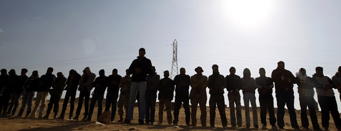 Los rebeldes dejan a un lado la batalla para rezar en la carretera que une Bengasi con Ajdabiya