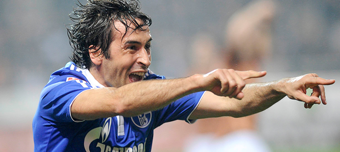 Raúl celebra un gol con el Schalke