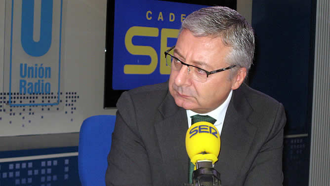 José Blanco, durante una entrevista en los estudios de la Cadena SER