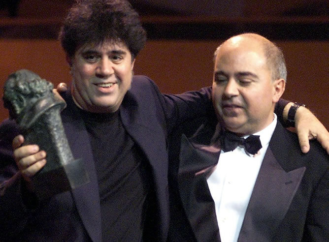 Los hermanos Pedro y Agustín Almodóvar, en los Premios Goya del año 2000, en los que triunfó 'Todo sobre mi madre'