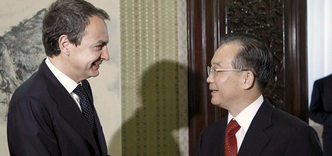 Zapatero saluda al primer ministro chino, Wen Jiabao, con quien ha mantenido una reunión con la que inició su cuarto viaje a China