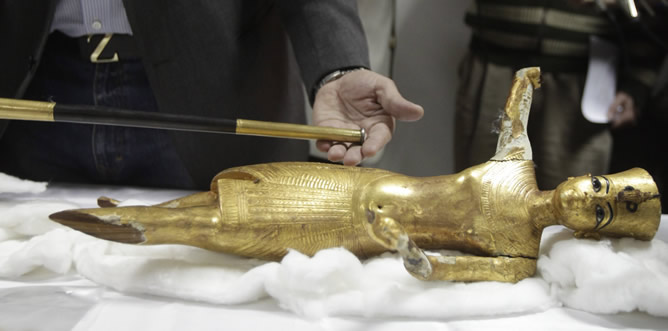 Una de las piezas robadas del ajuar de Tutankamón que se han encontrado en el metro de El Cairo este martes