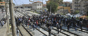 Inmigrantes y activistas italianos ocupan las vias de la estación de trenes de Ventimiglia (Italia)