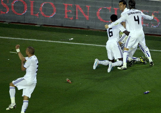 FOTOGALERIA: El Real Madrid celebra, Pepe hace el corte de manga