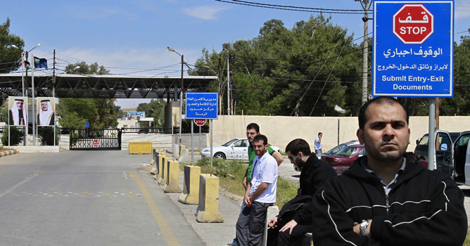 Ciudadanos jordanos con parientes en Siria esperan ante la frontera cerrada en Al Ramtha