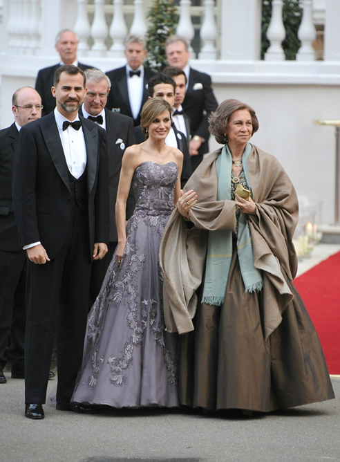 La reina Sofía y los Príncipes de Asturias a su llegada a la cena privada ofrecida en el hotel Mandarín de Londres, con ocasión del enlace matrimonial del príncipe Guillermo de Inglaterra y Kate Middleton que tendrá lugar mañana en la abadía de Westminster