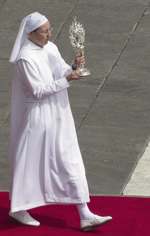 La hermana Marie Simon-Pierre transporta el relicario que contiene la sangre del papa Juan Pablo II, durante la ceremonia de beatificación oficiada por el papa Benedicto XVI en la plaza de San Pedro del Vaticano