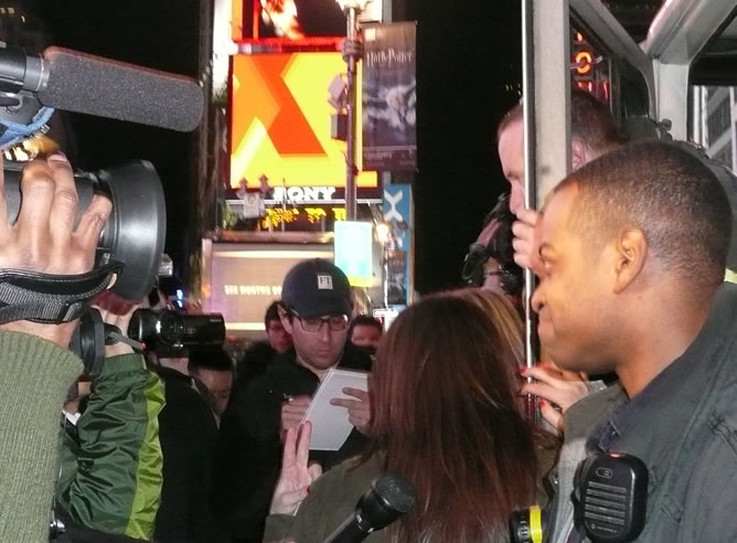 Poco a poco iba llegando nueva información a Times Square donde cientos de personas se congregaron al conocer a la noticia