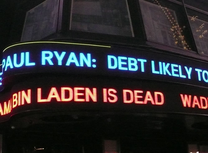 Las míticas luces de Times Square daban la noticia de la muerte de Bin Laden