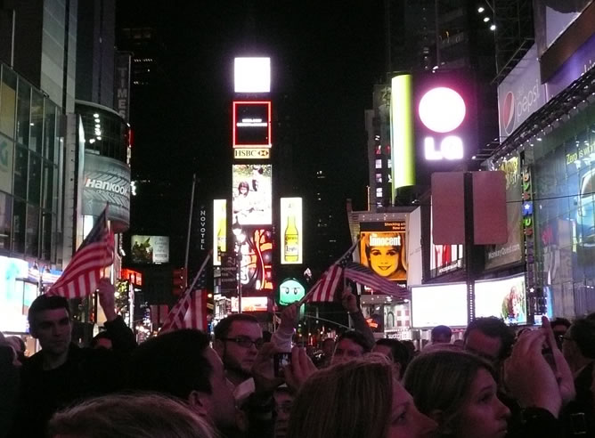 La gente seguía llegando a Times Square con banderas pasada la medianoche