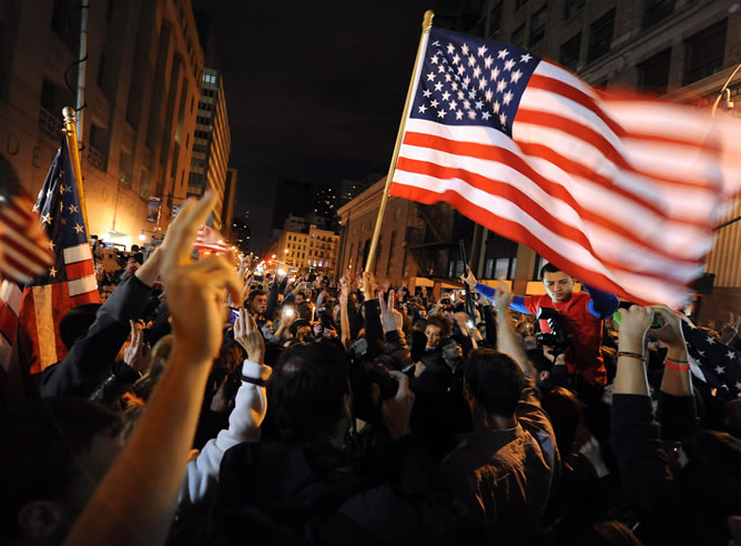 Multitudes se reúnen para celebrar hoy, lunes 2 de mayo de 2011, en la zona cero de Nueva York
